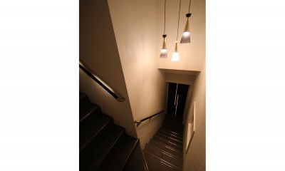 階段｜モノトーンカラーをベースにシックで高級感ある空間に