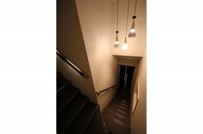 階段 (モノトーンカラーをベースにシックで高級感ある空間に)