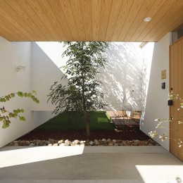 玄関アプローチ (【komaki】塀をくぐると広がる開放感。移り変わる光、美しい景色や木肌が美しい平屋)