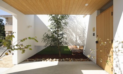 玄関アプローチ｜【komaki】塀をくぐると広がる開放感。移り変わる光、美しい景色や木肌が美しい平屋