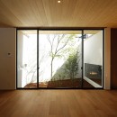 【komaki】塀をくぐると広がる開放感。移り変わる光、美しい景色や木肌が美しい平屋の写真 リビング