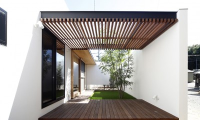 庭｜【komaki】塀をくぐると広がる開放感。移り変わる光、美しい景色や木肌が美しい平屋