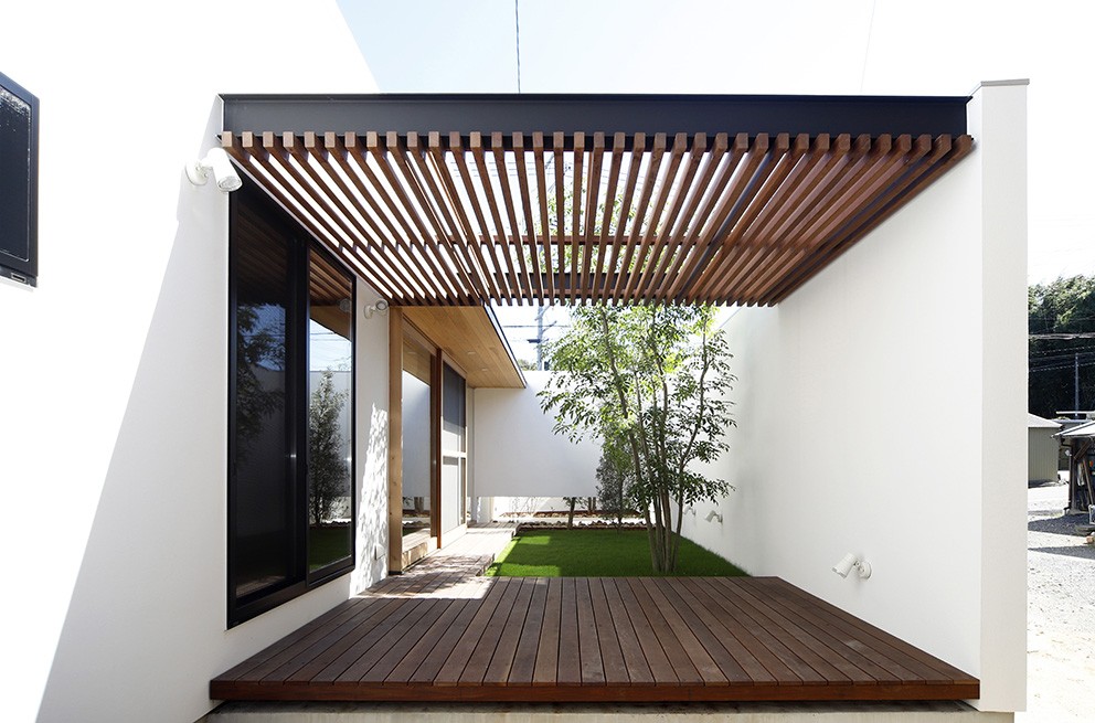 アウトドア事例：庭（【komaki】塀をくぐると広がる開放感。移り変わる光、美しい景色や木肌が美しい平屋）