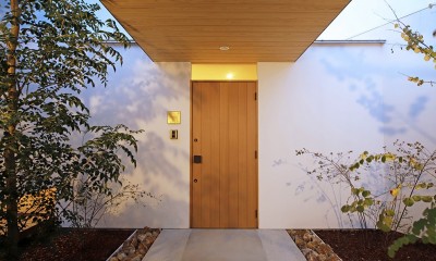 玄関アプローチ｜【komaki】塀をくぐると広がる開放感。移り変わる光、美しい景色や木肌が美しい平屋