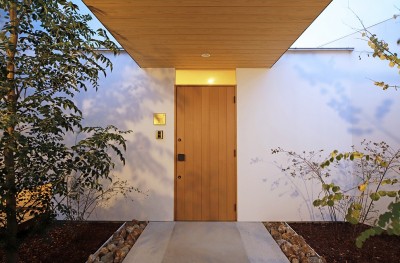 玄関アプローチ (【komaki】塀をくぐると広がる開放感。移り変わる光、美しい景色や木肌が美しい平屋)