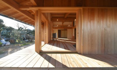 静岡の石場建て (木製建具と濡縁)