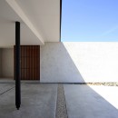 【ichinokuta】無駄のない美空間が広がる平屋のコートハウスの写真 玄関アプローチ