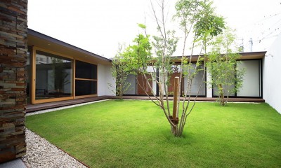【ichinokuta】無駄のない美空間が広がる平屋のコートハウス (中庭)