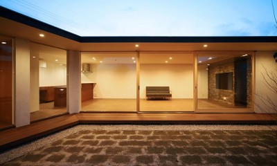 【ichinokuta】無駄のない美空間が広がる平屋のコートハウス (中庭　夕景)