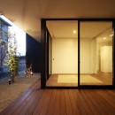 【ama】美しいデザインを突き詰めた街中で異彩を放つ家の写真 庭