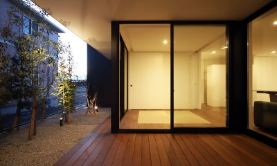 【ama】美しいデザインを突き詰めた街中で異彩を放つ家 (庭)