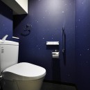 「青」と「黒」のクールな趣味空間の写真 オリジナルで制作　星空クロスのトイレ