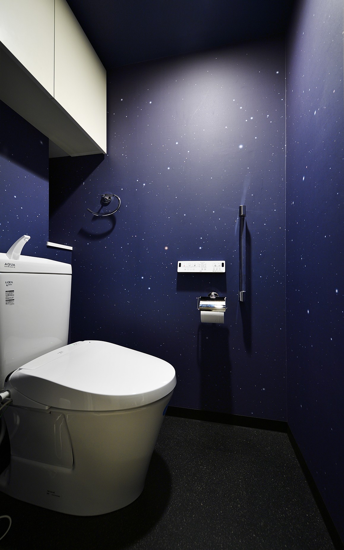 バス/トイレ事例：オリジナルで制作　星空クロスのトイレ（「青」と「黒」のクールな趣味空間）