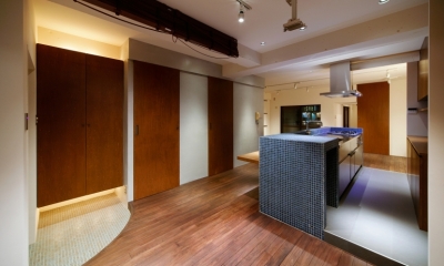 sabai  上質な大人の空間に仕上げる隠れ家のようなマンションリノベ (エントランスとキッチン)