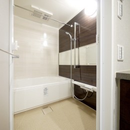 キッチンと洗面室を繋ぐ便利な家事動線 (バスルーム)