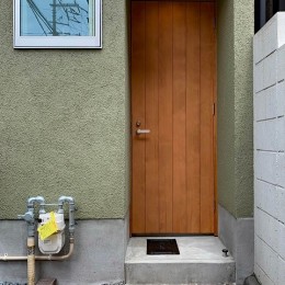 下鴨ミニマムハウス (玄関の木製ドア)