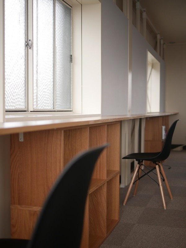 書斎事例：無印の収納を利用した壁面収納（築50年の事務所ビル改修でセミナー・イベントに使えるフリースペースに）