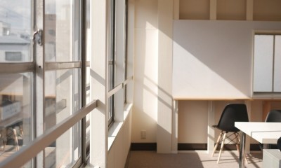 開放的な窓｜築50年の事務所ビル改修でセミナー・イベントに使えるフリースペースに