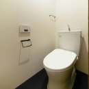 raita　特徴的なRC空間を活かし シンプルかつおしゃれにデザインした戸建テラスリノベの写真 トイレ