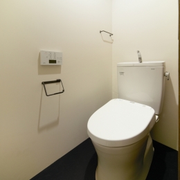 raita　特徴的なRC空間を活かし シンプルかつおしゃれにデザインした戸建テラスリノベ (トイレ)
