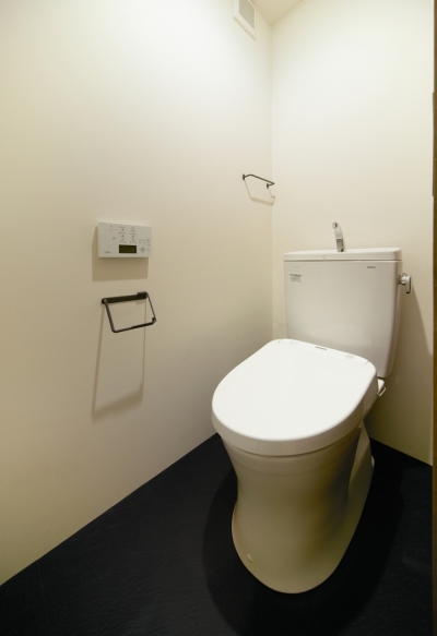 トイレ (raita　特徴的なRC空間を活かし シンプルかつおしゃれにデザインした戸建テラスリノベ)