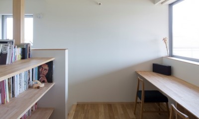 ２階の書斎コーナー｜寺津の家／墨色の押縁板壁の家