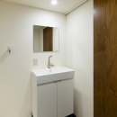 raita　特徴的なRC空間を活かし シンプルかつおしゃれにデザインした戸建テラスリノベの写真 洗面室
