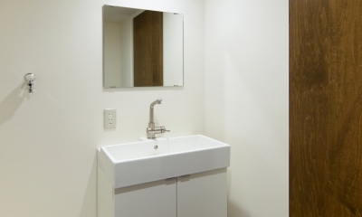 raita　特徴的なRC空間を活かし シンプルかつおしゃれにデザインした戸建テラスリノベ (洗面室)