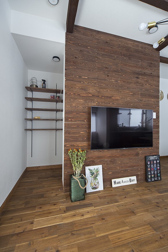 書斎事例：テレビボードと収納スペース（大阪・茨木市K様邸～存在感あるネイビー色ガルバリウム銅板の装いのある家～）