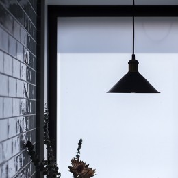 大阪・茨木市K様邸～存在感あるネイビー色ガルバリウム銅板の装いのある家～ (キッチンの吊照明)