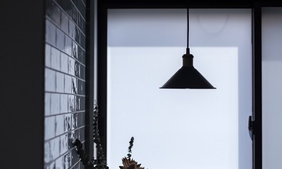 キッチンの吊照明｜大阪・茨木市K様邸～存在感あるネイビー色ガルバリウム銅板の装いのある家～