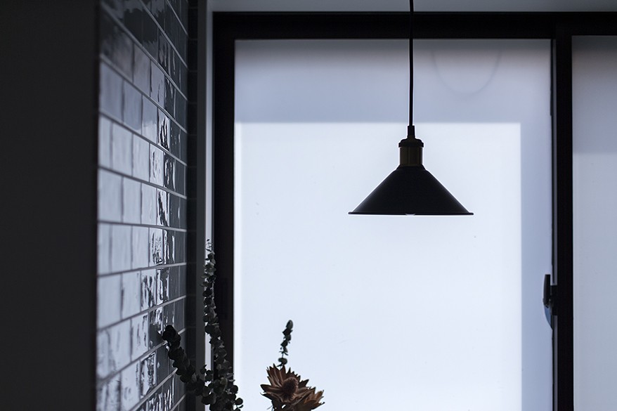 キッチン事例：キッチンの吊照明（大阪・茨木市K様邸～存在感あるネイビー色ガルバリウム銅板の装いのある家～）