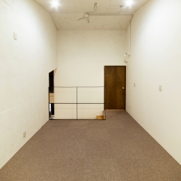 raita　特徴的なRC空間を活かし シンプルかつおしゃれにデザインした戸建テラスリノベ (部屋2)