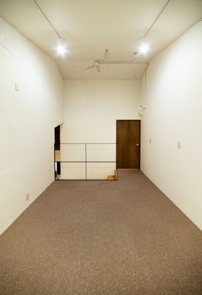 部屋2 (raita　特徴的なRC空間を活かし シンプルかつおしゃれにデザインした戸建テラスリノベ)