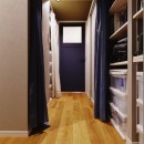 家事と収納動線の良いおうち～扉を付けずにカーテンで仕切る～の写真 動線の良い廊下の収納