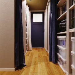 家事と収納動線の良いおうち～扉を付けずにカーテンで仕切る～-動線の良い廊下の収納
