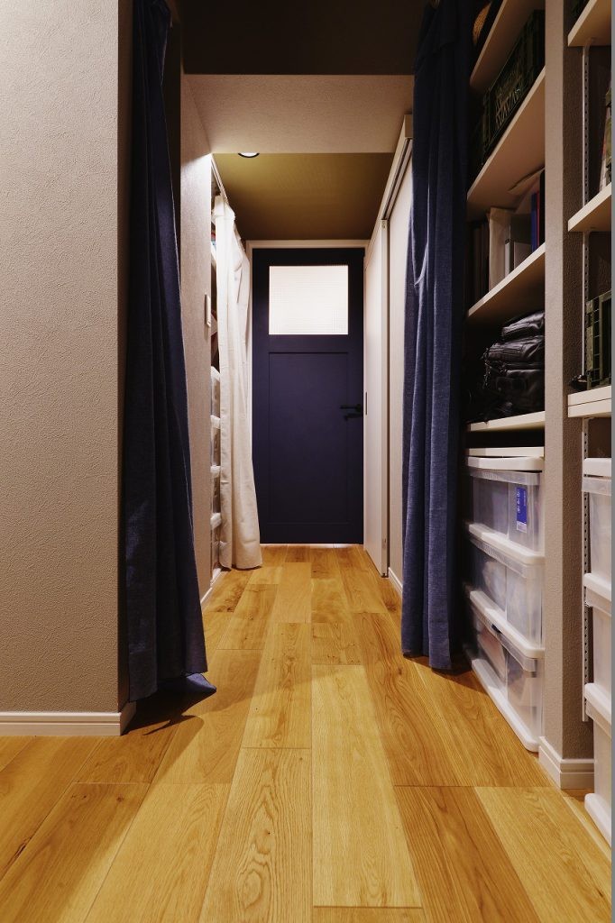 収納事例：動線の良い廊下の収納（家事と収納動線の良いおうち～扉を付けずにカーテンで仕切る～）