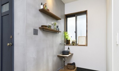 新しい家は体にやさしい自然素材 (手洗いコーナー付き玄関)