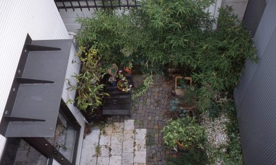 2階から庭を見る｜－古くなっても可愛い－「サロンのある家」