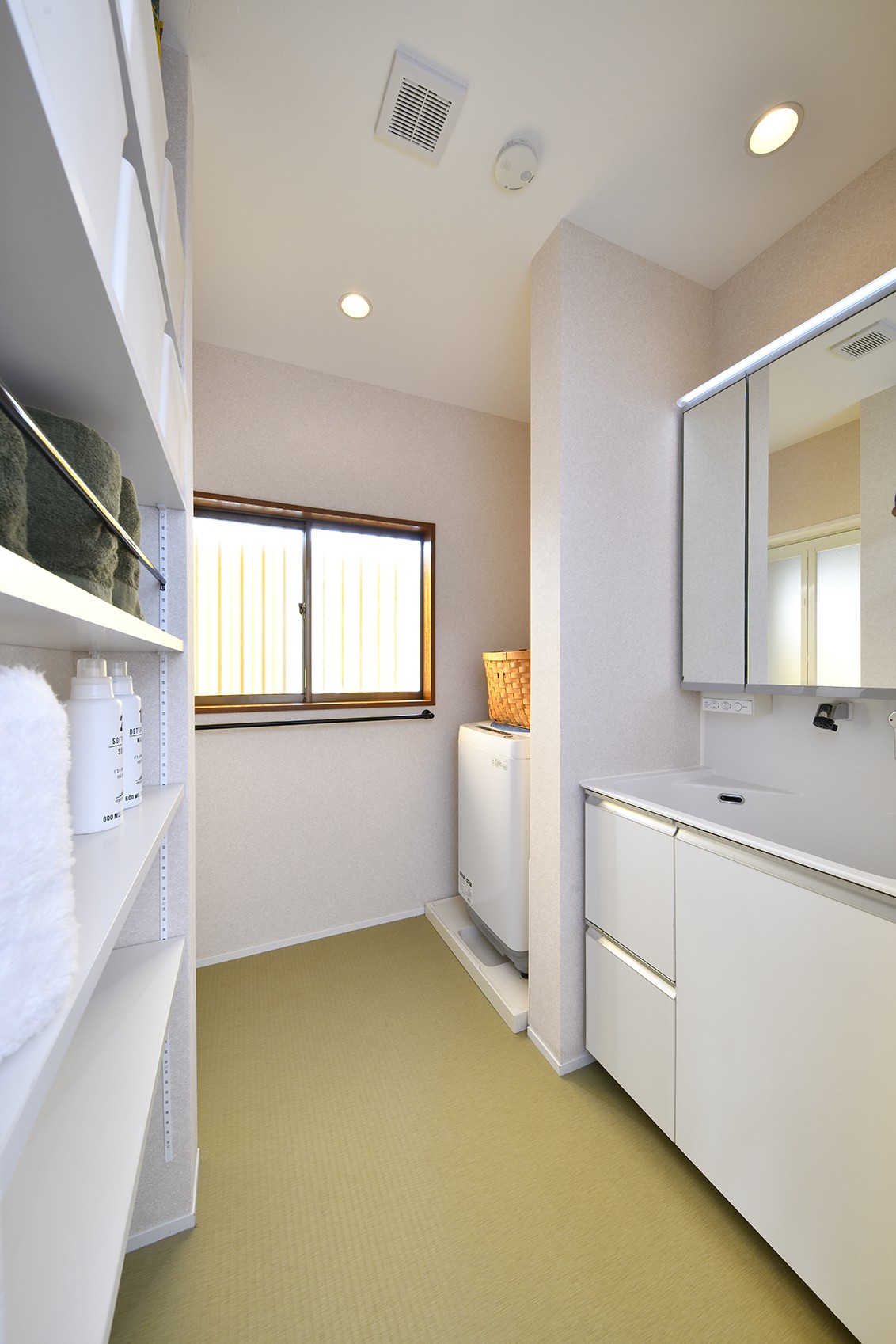 バス/トイレ事例：白を基調とした爽やかな洗面室（大好きなアジアンテイストの住まい）