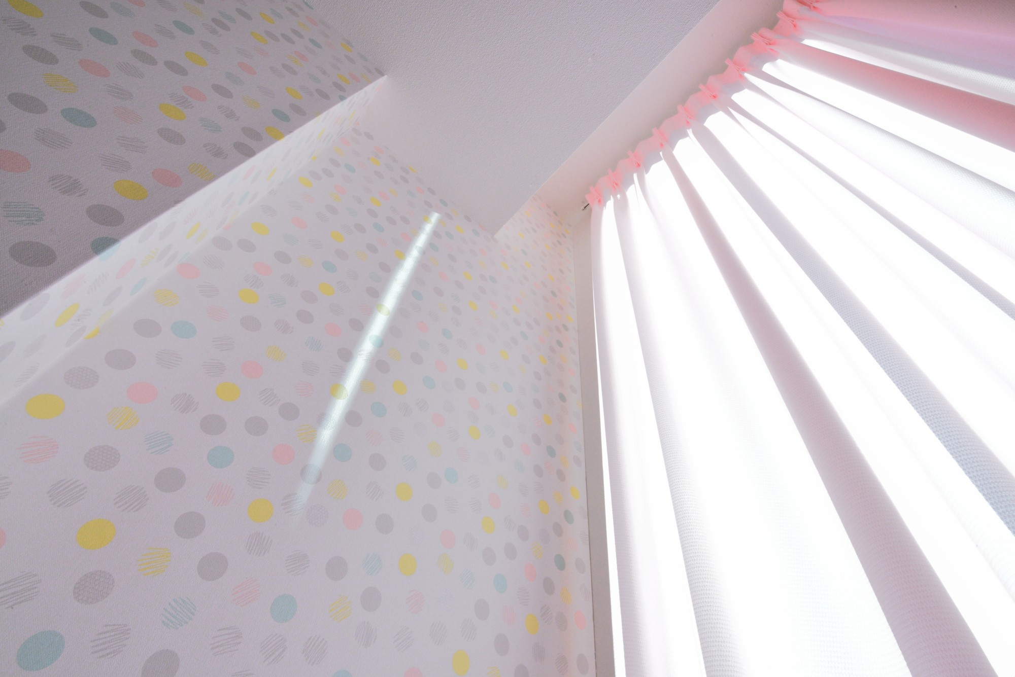 子供部屋事例：水玉アクセントウォールの明るい空間（横須賀市 ～にじのそら保育園～）