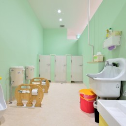 横須賀市 ～にじのそら保育園～ (明るいグリーンの壁が特徴のトイレ)