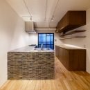 raita　特徴的なRC空間を活かし シンプルかつおしゃれにデザインした戸建テラスリノベの写真 キッチン