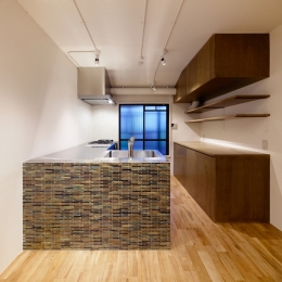 raita　特徴的なRC空間を活かし シンプルかつおしゃれにデザインした戸建テラスリノベ (キッチン)