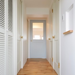 タイル貼り玄関から白を基調とした清潔感あふれる廊下へ♪ (K様邸～女子の‟好き”がつまったお家～)