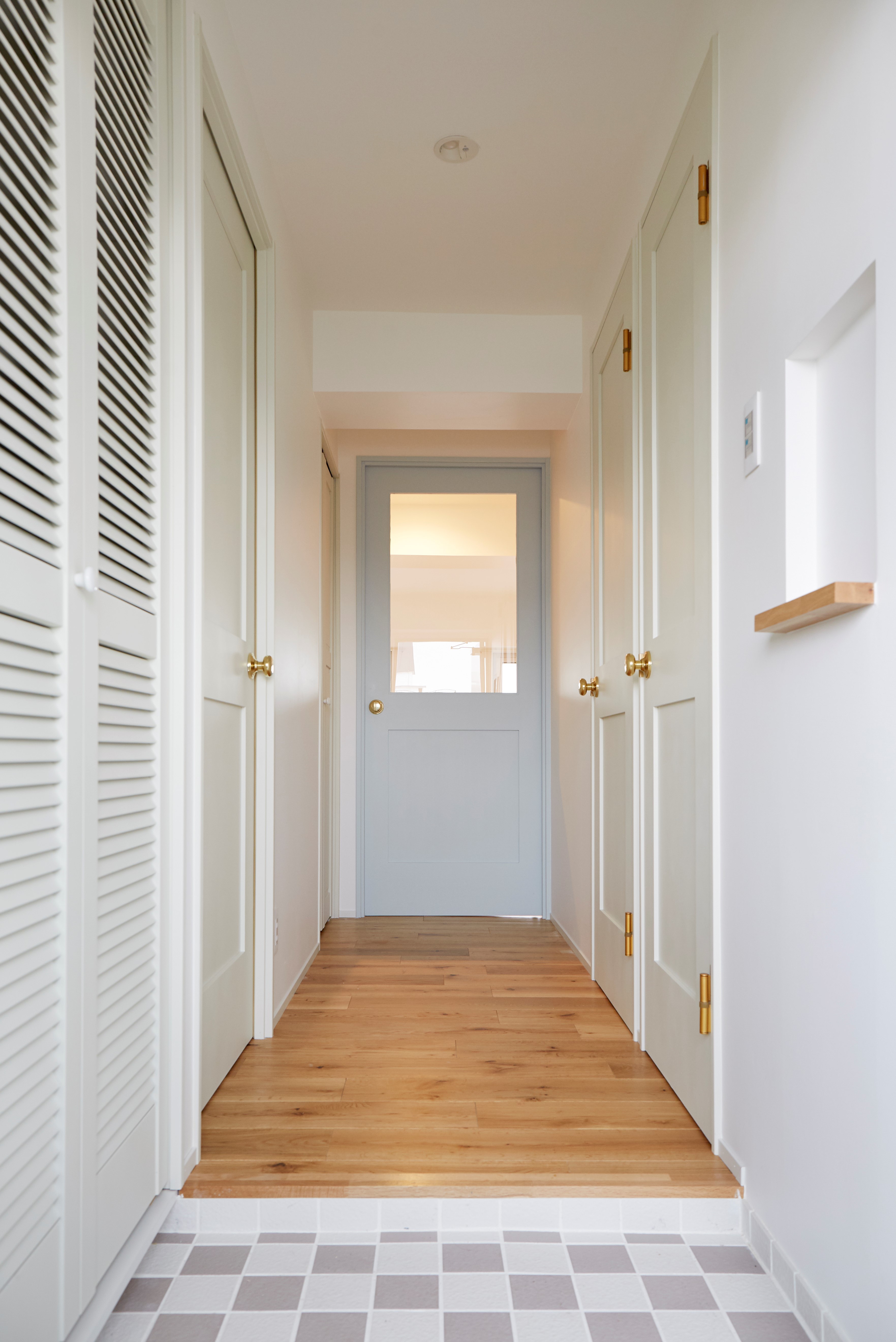 玄関事例：タイル貼り玄関から白を基調とした清潔感あふれる廊下へ♪（K様邸～女子の‟好き”がつまったお家～）