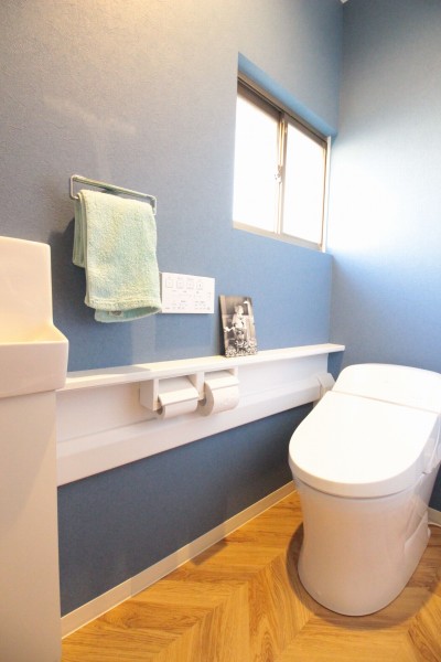 ヘリンボーンの床がかわいいトイレ（1階） (築40年以上の戸建住宅を快適なお住まいへリノベーション)