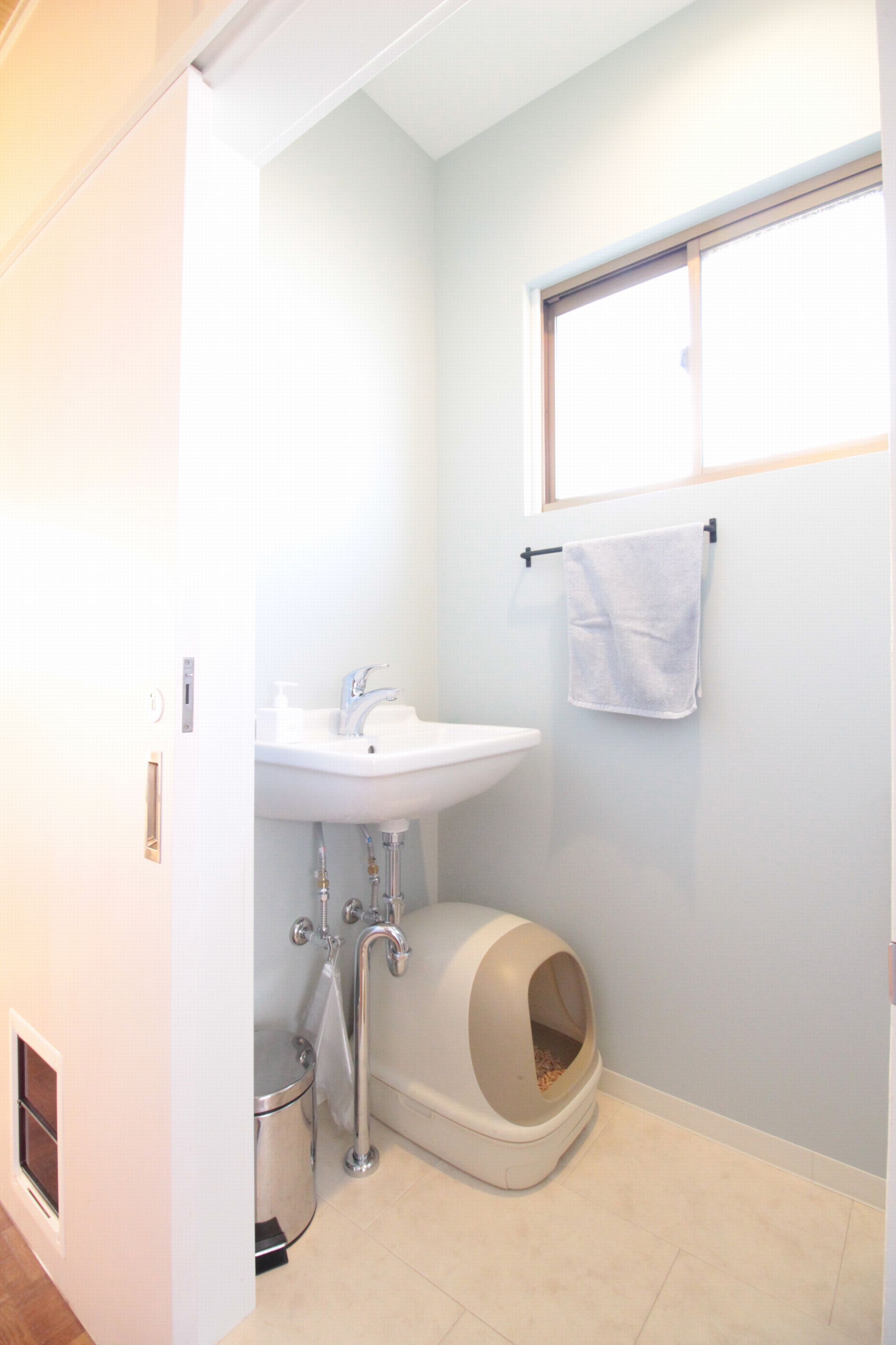 バス/トイレ事例：ペットドアをつけたトイレ（2階）（築40年以上の戸建住宅を快適なお住まいへリノベーション）