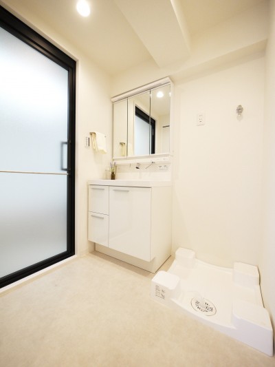 洗面室 (白を基調とした開放感ある3LDK)