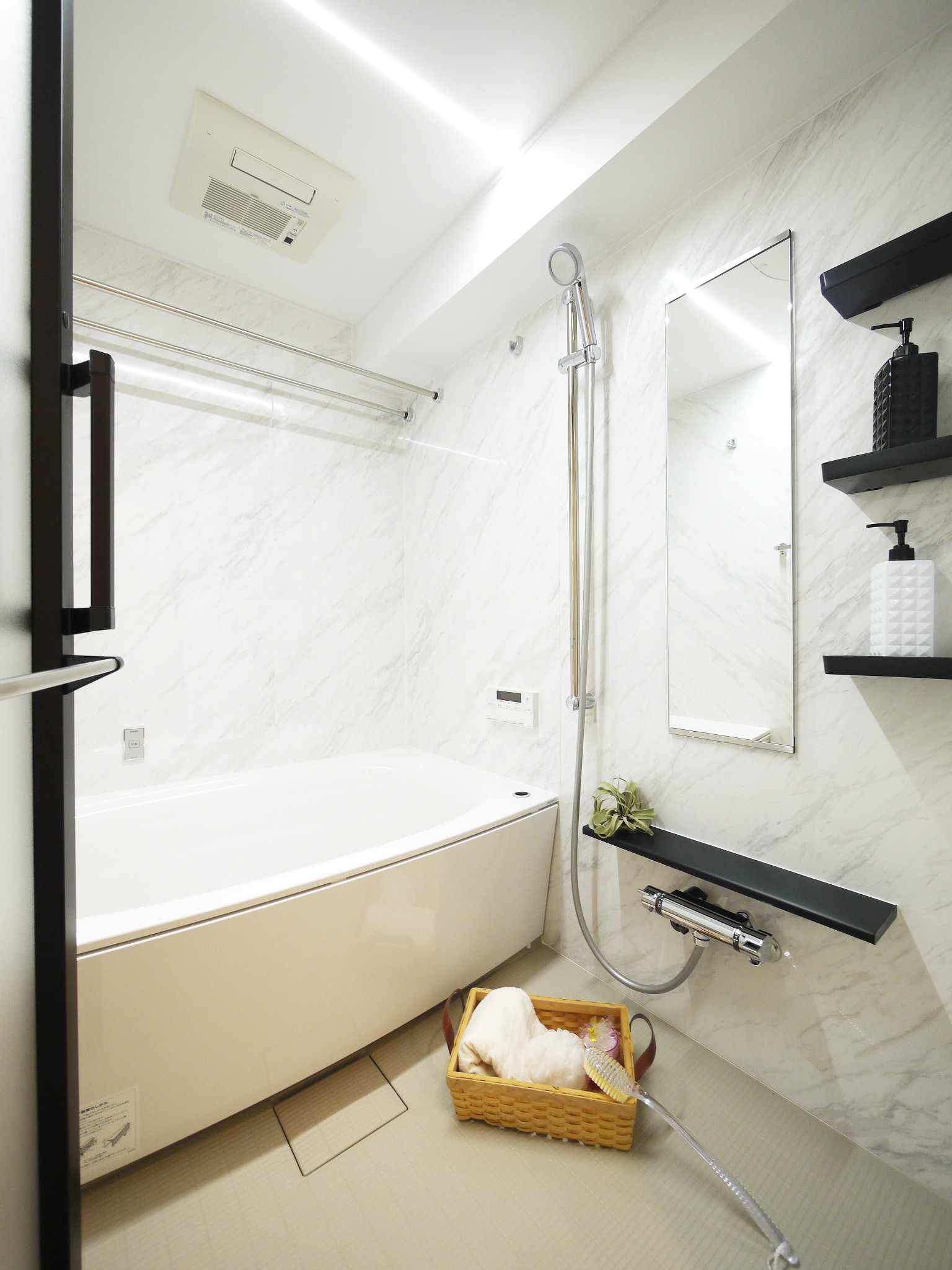 バス/トイレ事例：バスルーム（白を基調とした開放感ある3LDK）